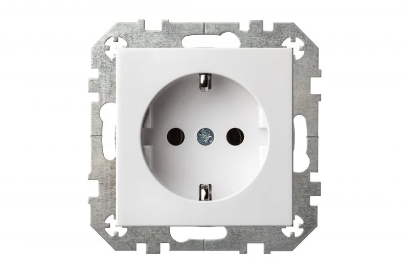 WHITE OUTLET WITH GROUNDING
