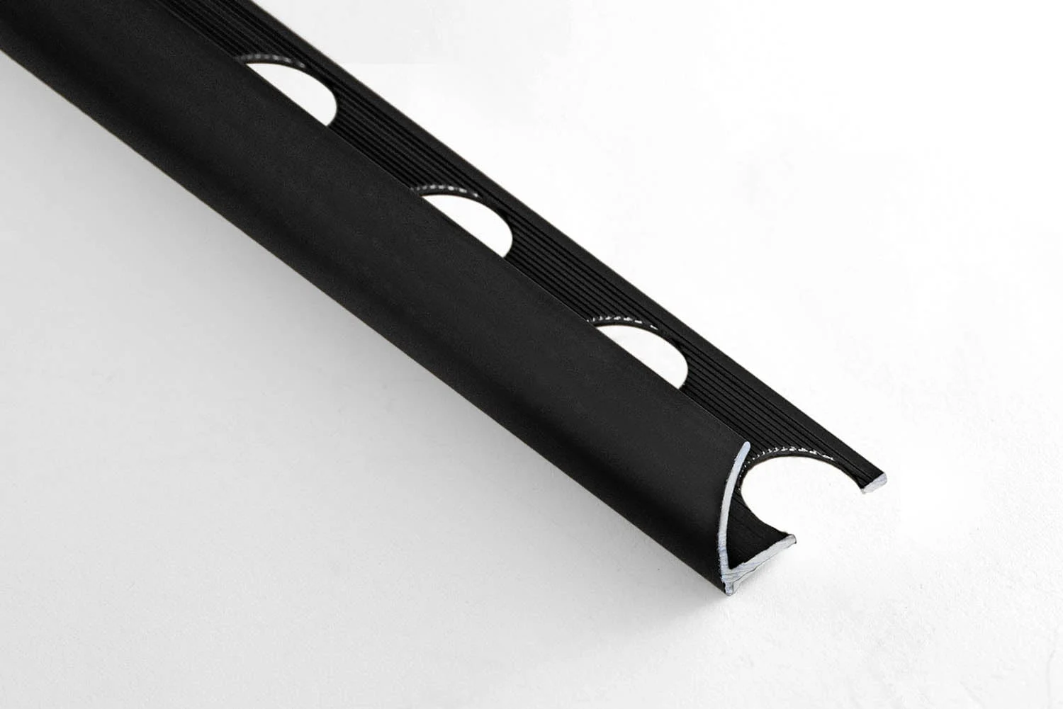 APDARE ALUM APAĻ 10.5MM/2.6M MAT MELNA